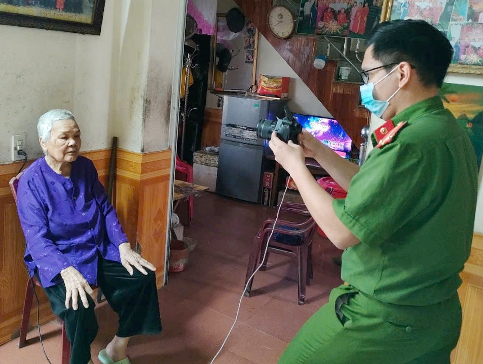 Nhân dân cảm ơn Công an phường Lê Lợi (quận An Dương) đến tận nhà làm thủ tục cấp căn cước công dân cho người tuổi cao, sức yếu, bệnh nặng